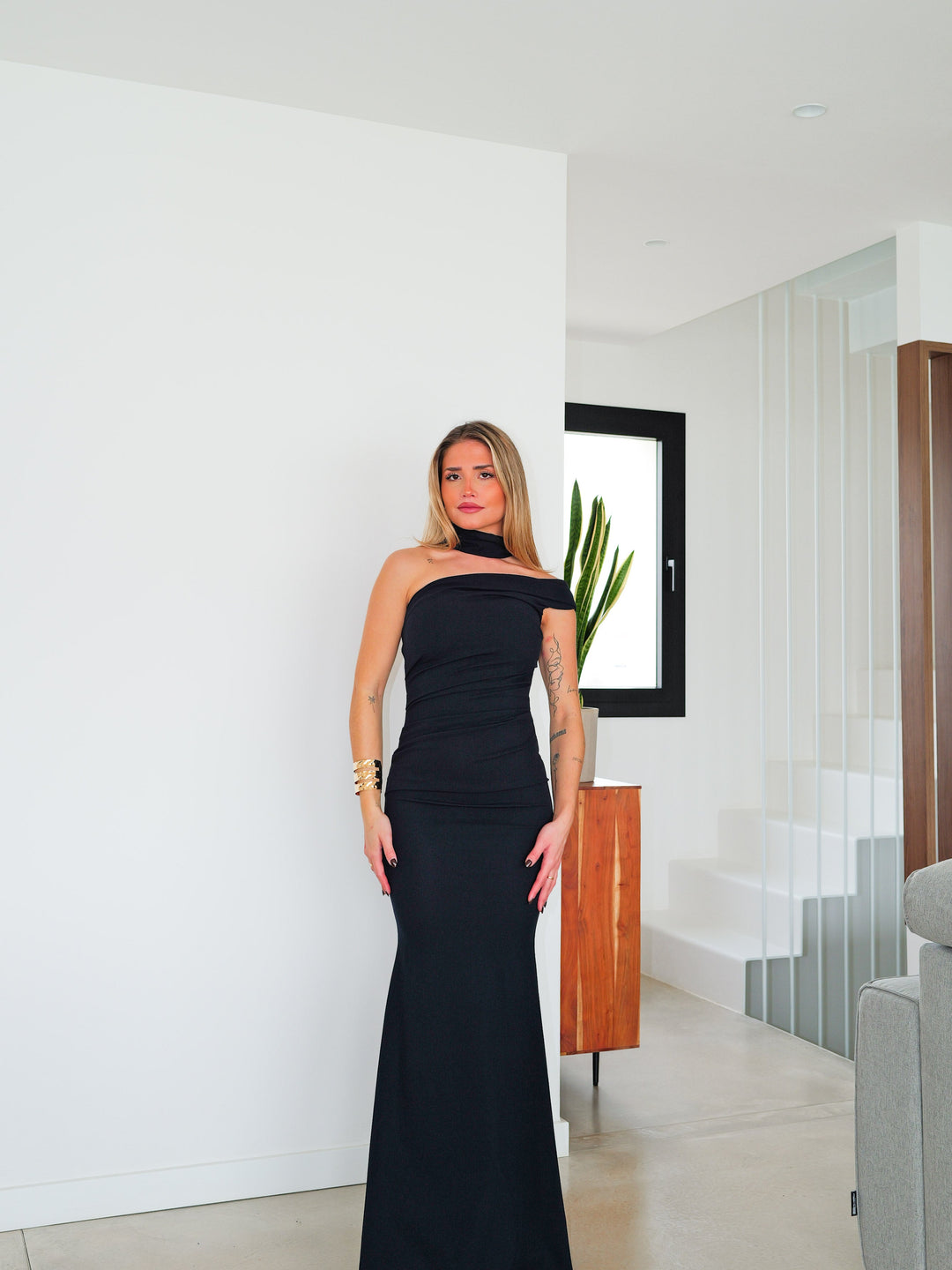 Robe Constance — asymétrique, fronces, choker, marine