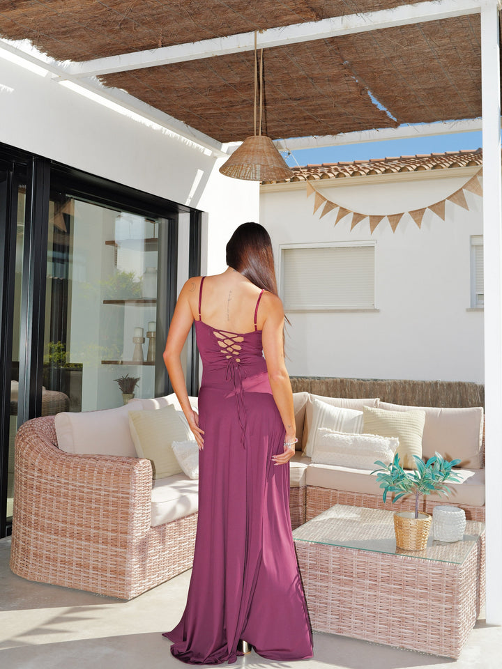Robe Flore — princesse, col V, dos croisé, bordeaux