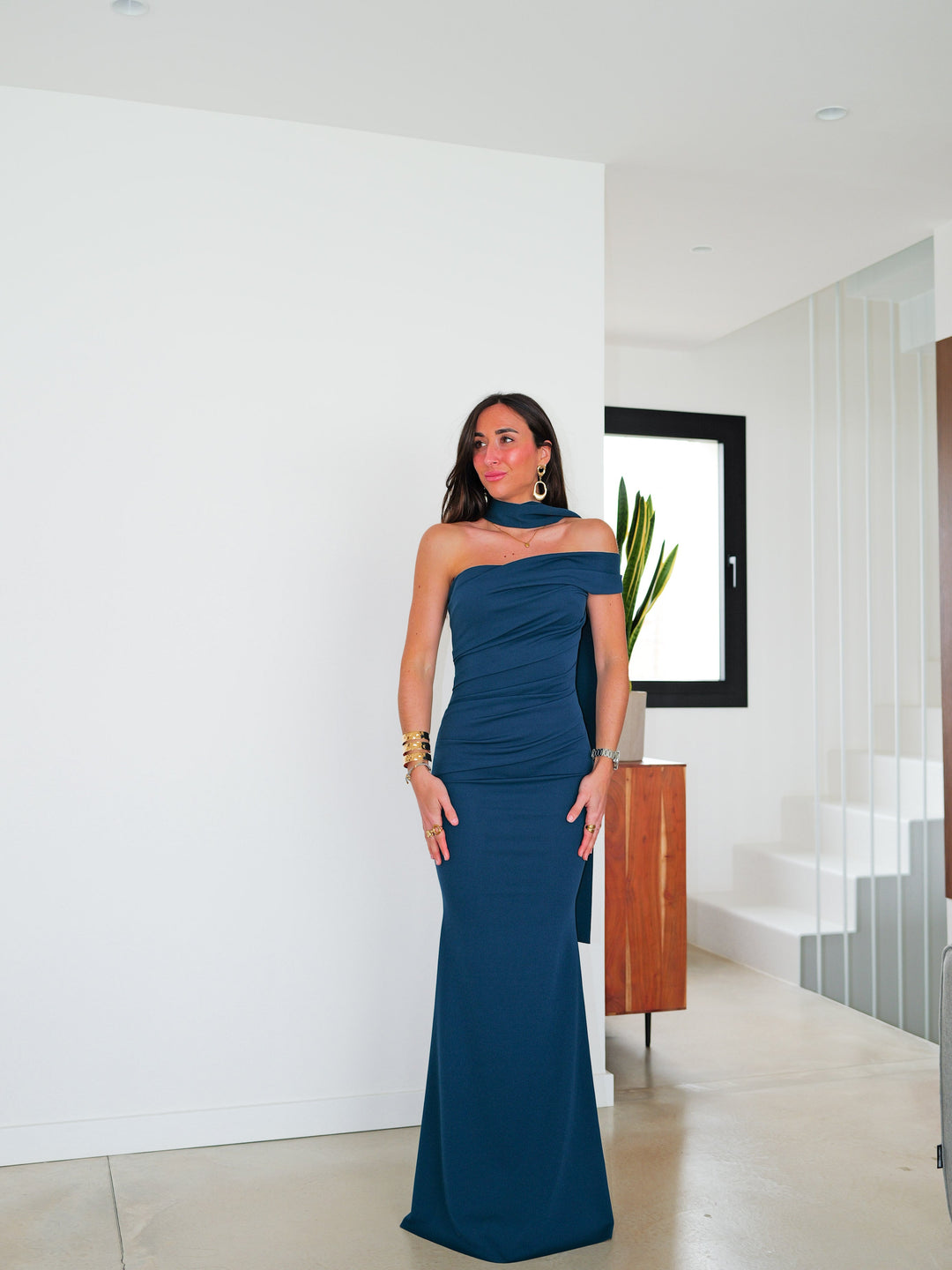 Robe Léa — asymétrique, fronces, choker, pétrole