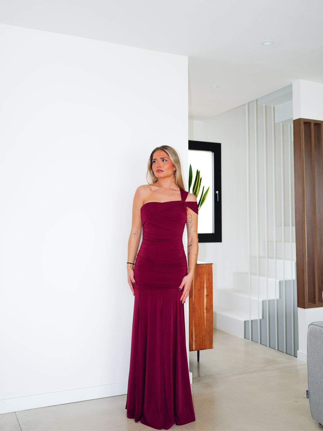 Robe Grenat — asymétrique, nœud, jupe évasée, bordeaux