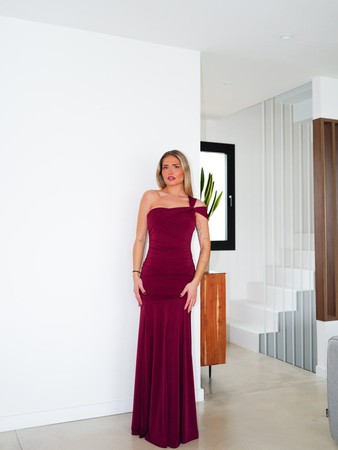 Robe Grenat — asymétrique, nœud, jupe évasée, bordeaux