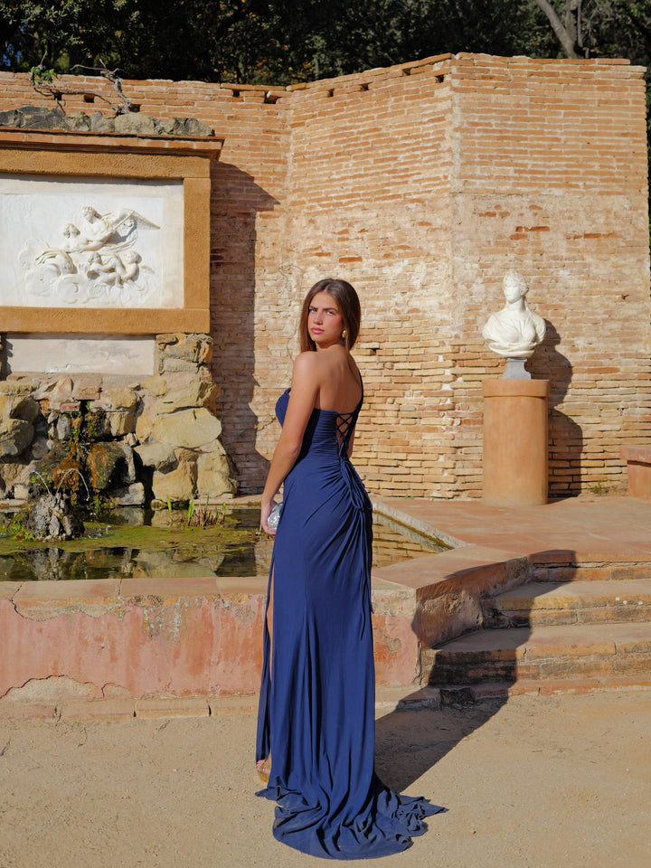 Robe Aurore — asymétrique, drapé, bandes fluides, marine