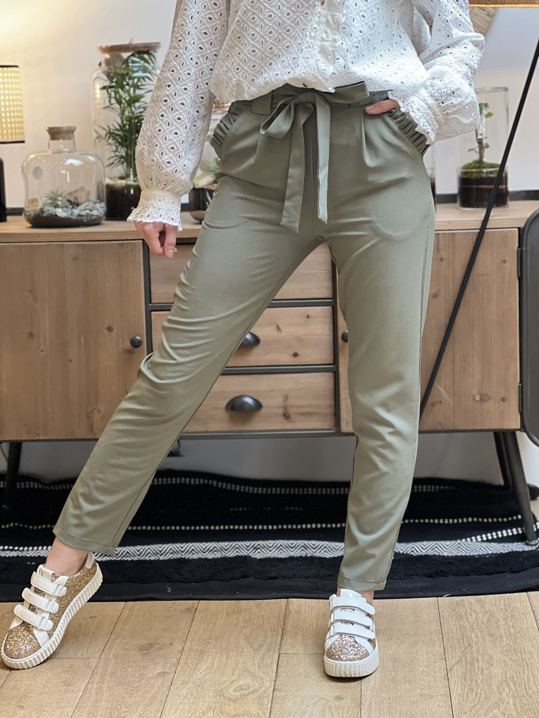 Pantalon Zélie — coupe droite, taille haute, ceinture à nouer
