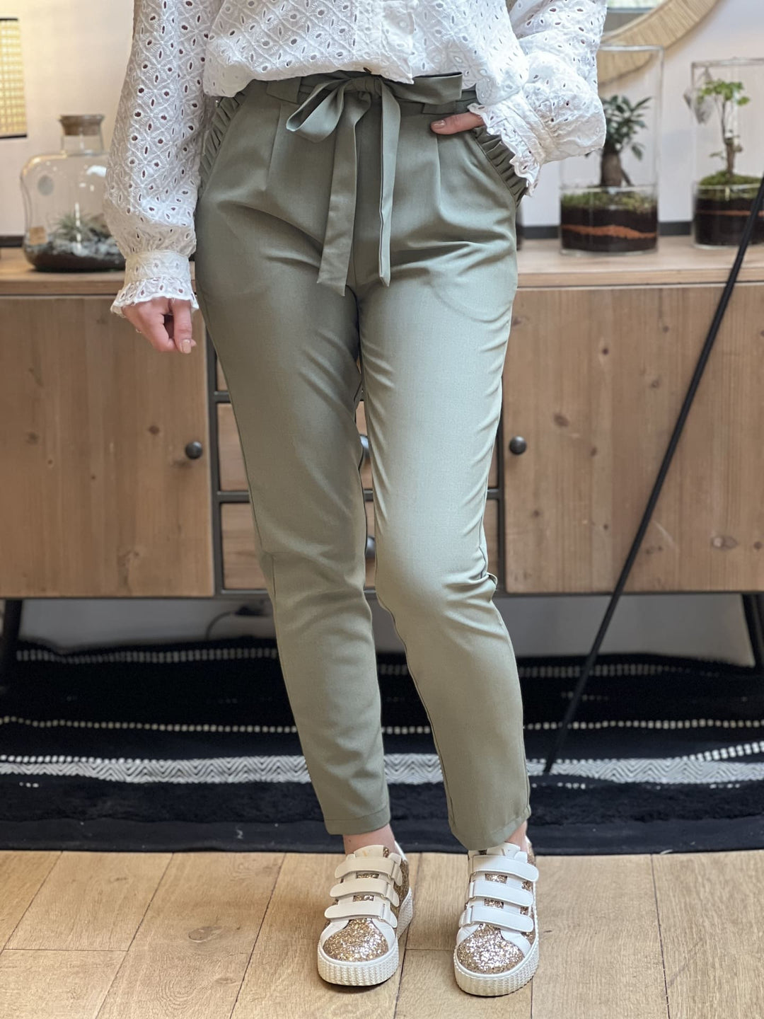 Pantalon Zélie — coupe droite, taille haute, ceinture à nouer