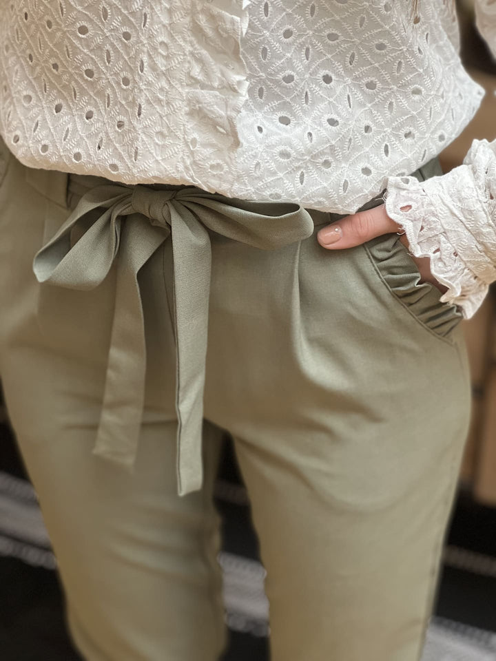 Pantalon Zélie — coupe droite, taille haute, ceinture à nouer