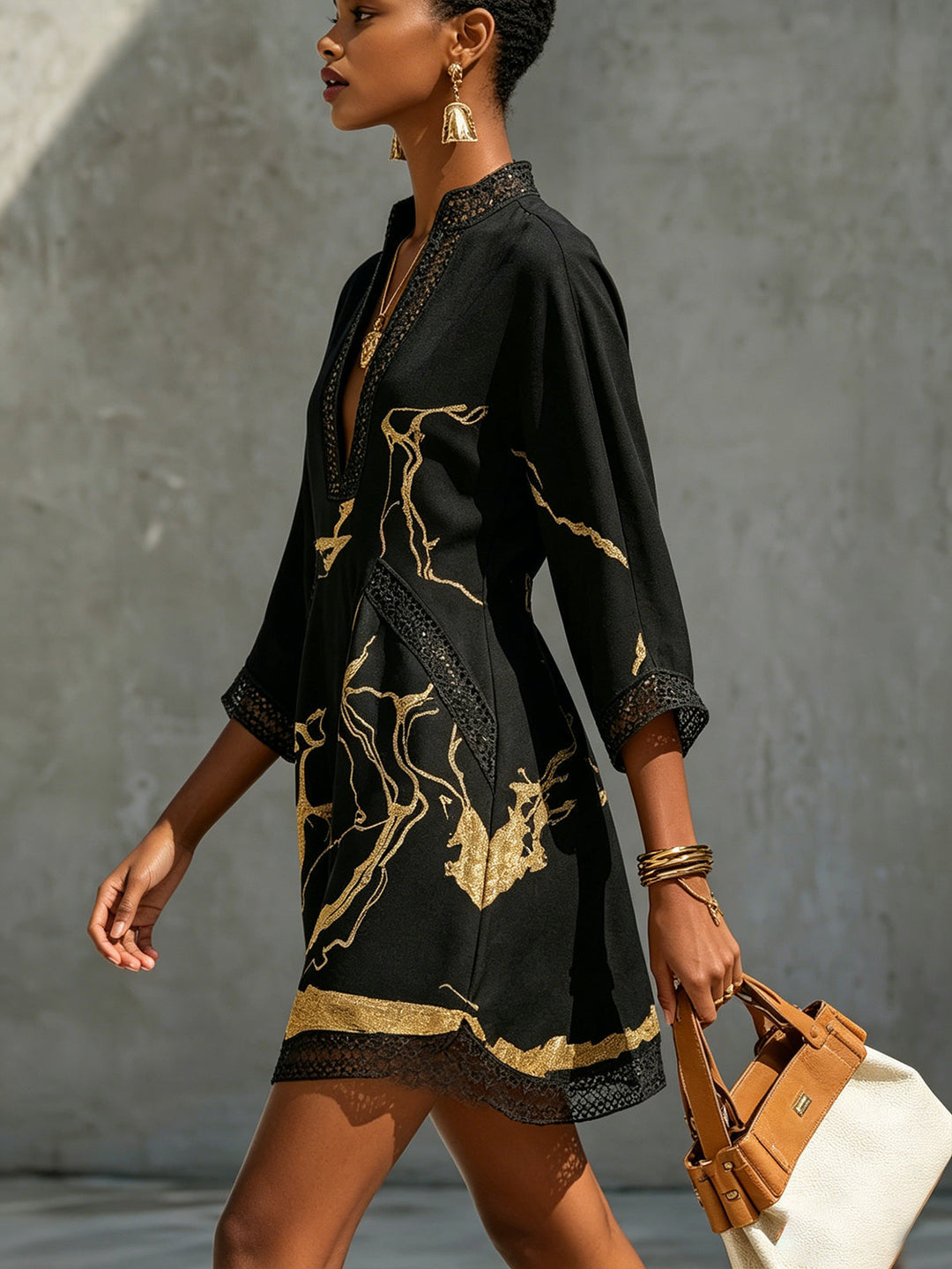 Ébène | Mini Robe Col en V, Imprimé Noir et Or