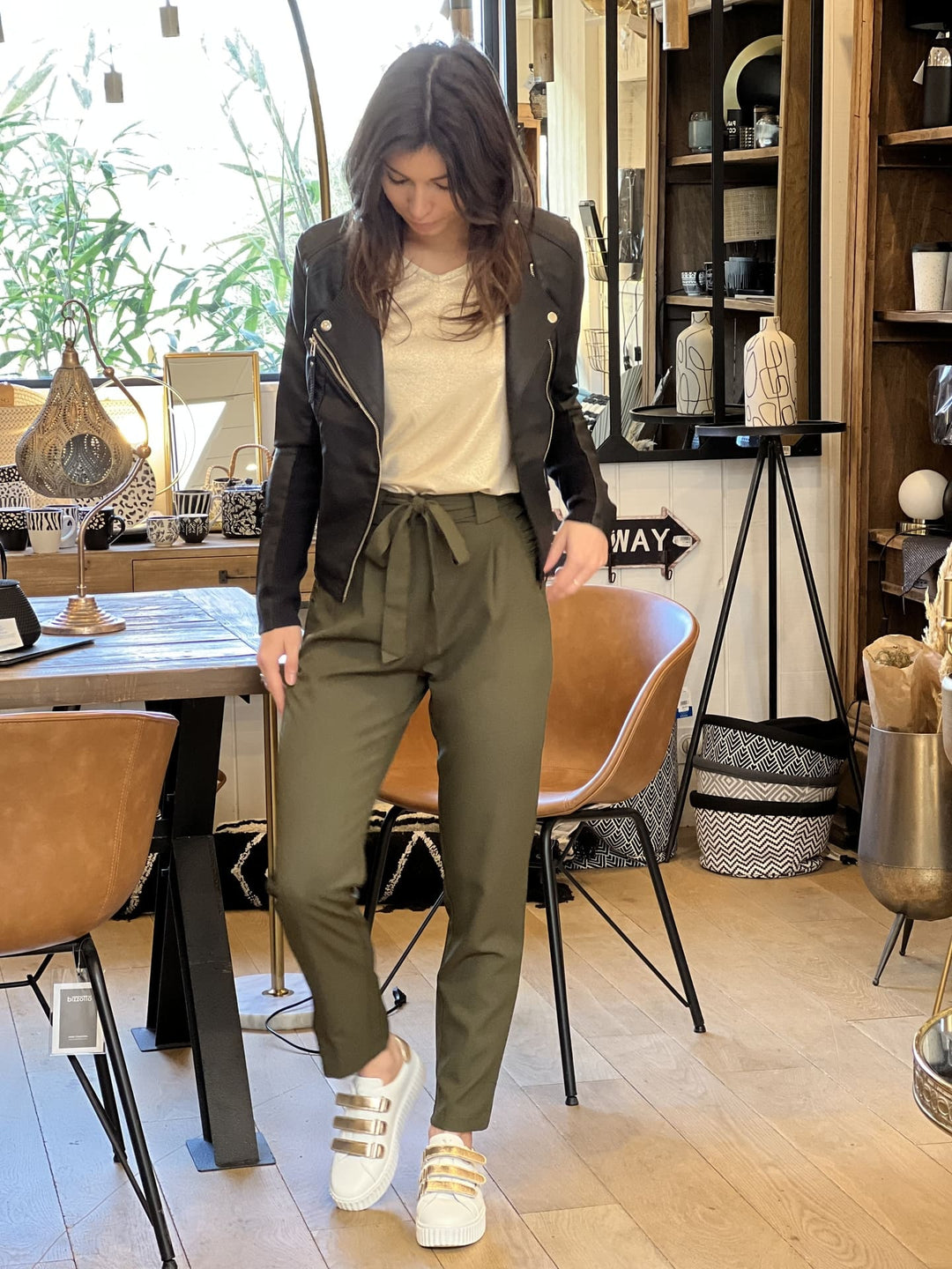 Pantalon Zélie — coupe droite, taille haute, ceinture à nouer