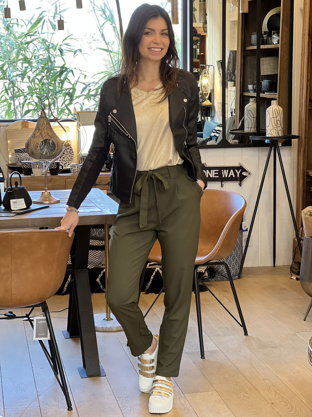 Pantalon Zélie — coupe droite, taille haute, ceinture à nouer