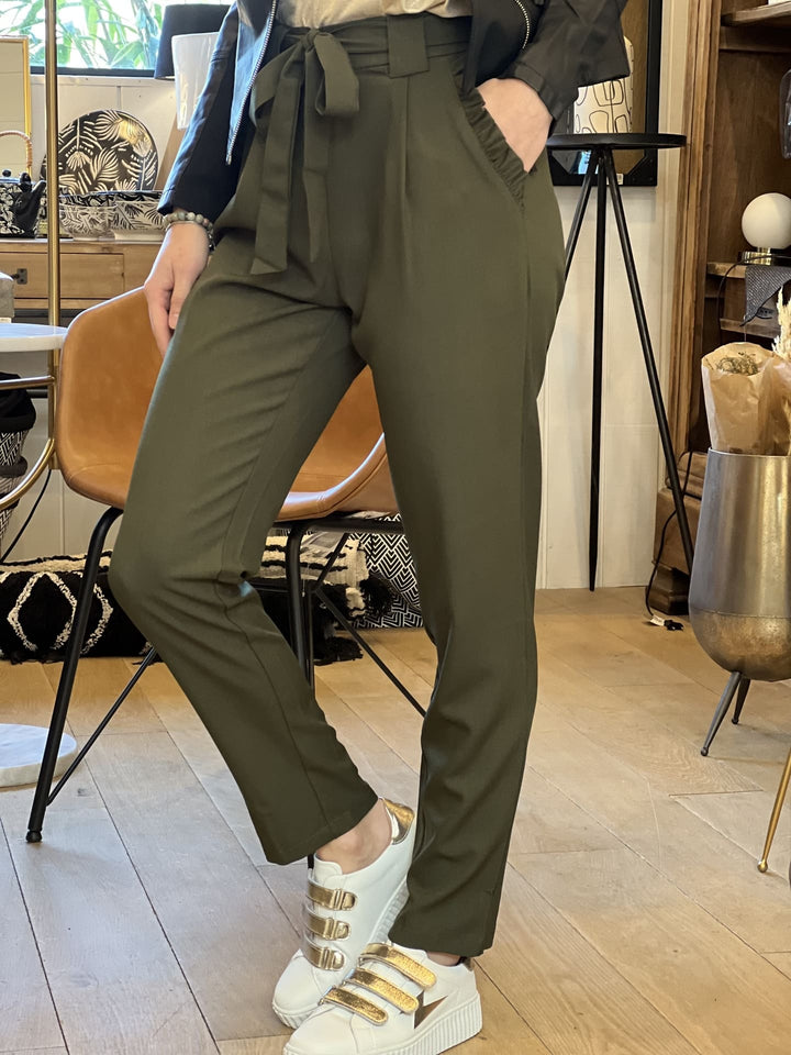 Pantalon Zélie — coupe droite, taille haute, ceinture à nouer