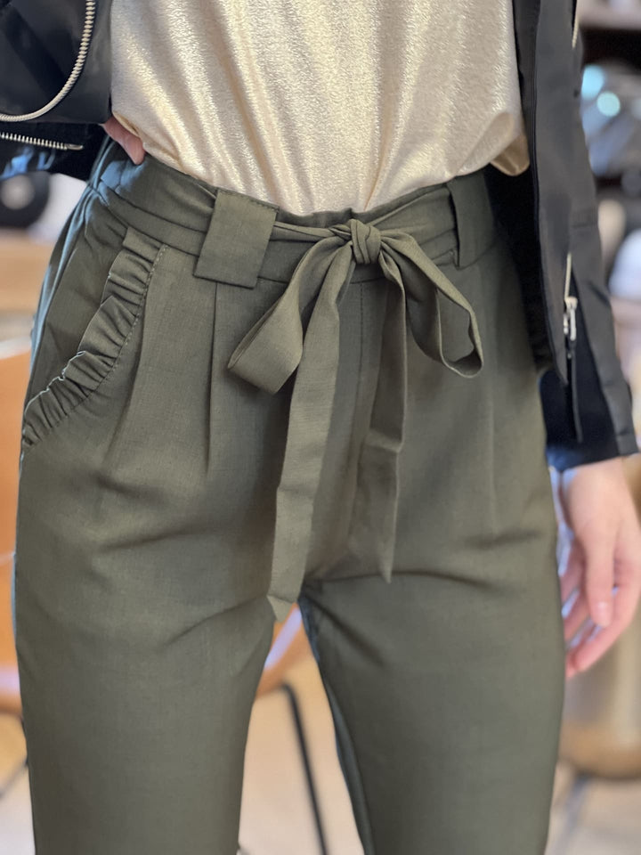 Pantalon Zélie — coupe droite, taille haute, ceinture à nouer