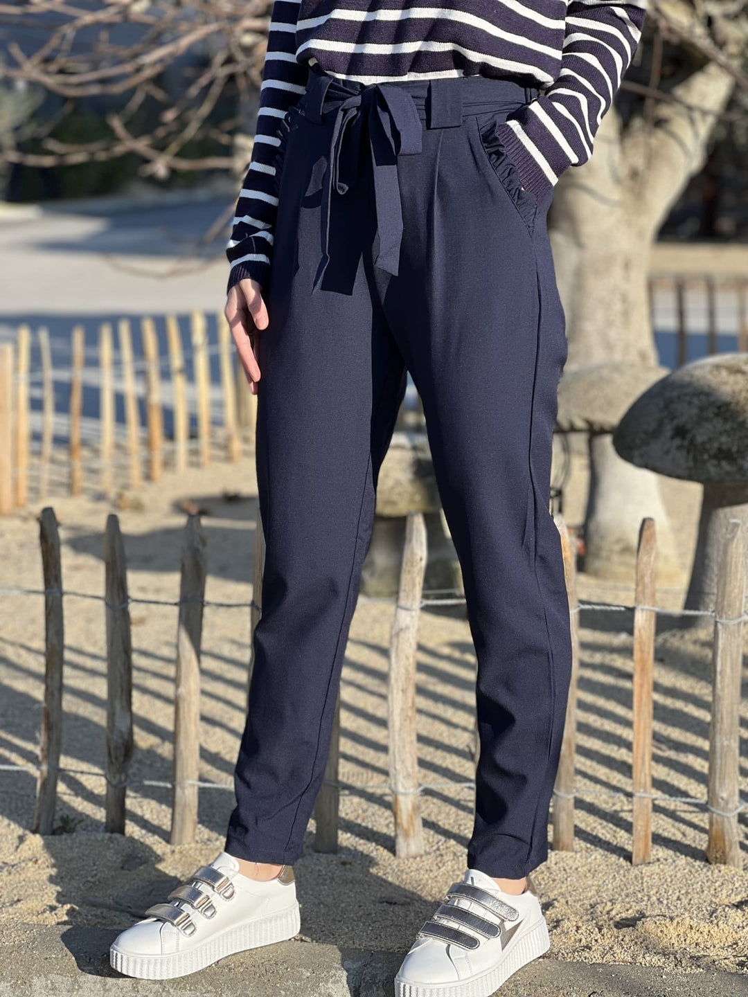 Pantalon Zélie — coupe droite, taille haute, ceinture à nouer