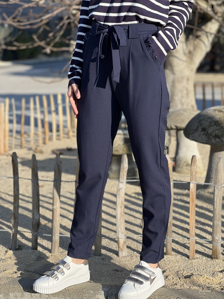 Pantalon Zélie — coupe droite, taille haute, ceinture à nouer