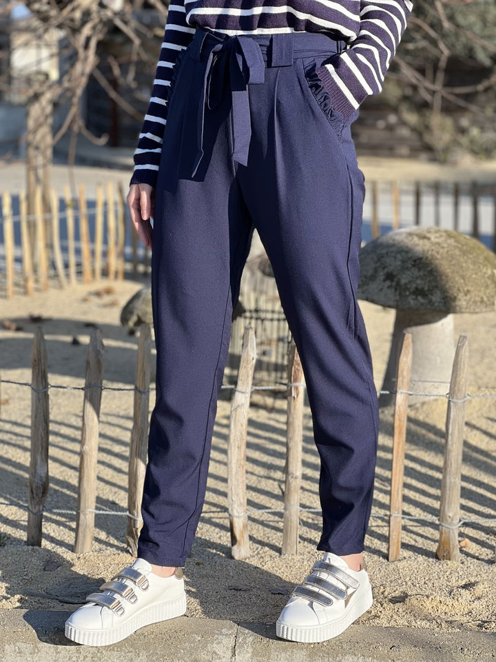 Pantalon Zélie — coupe droite, taille haute, ceinture à nouer