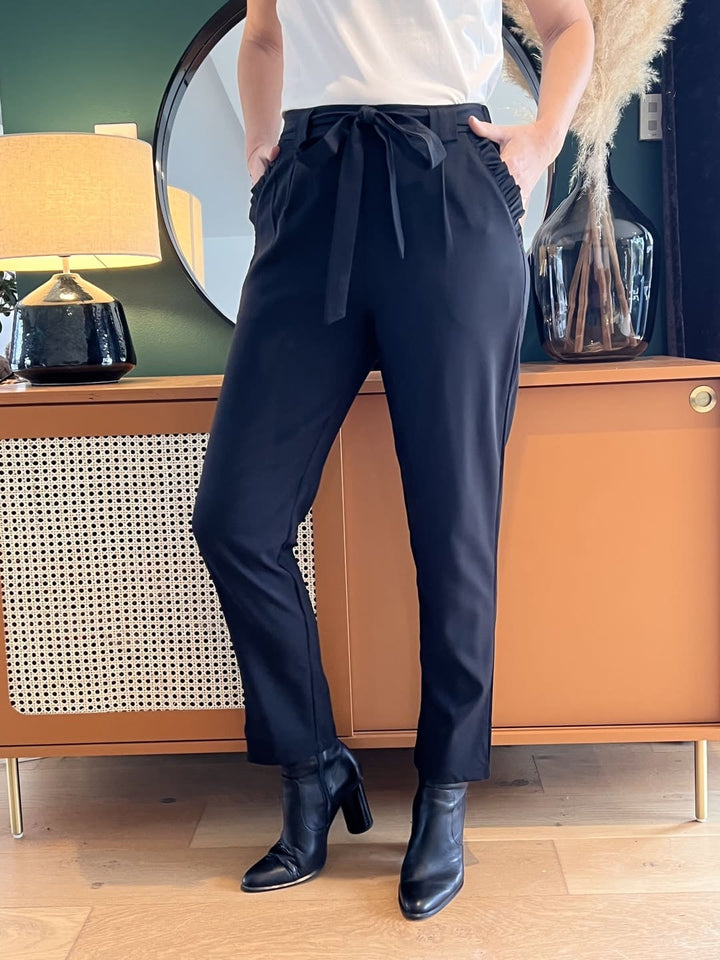 Pantalon Zélie — coupe droite, taille haute, ceinture à nouer