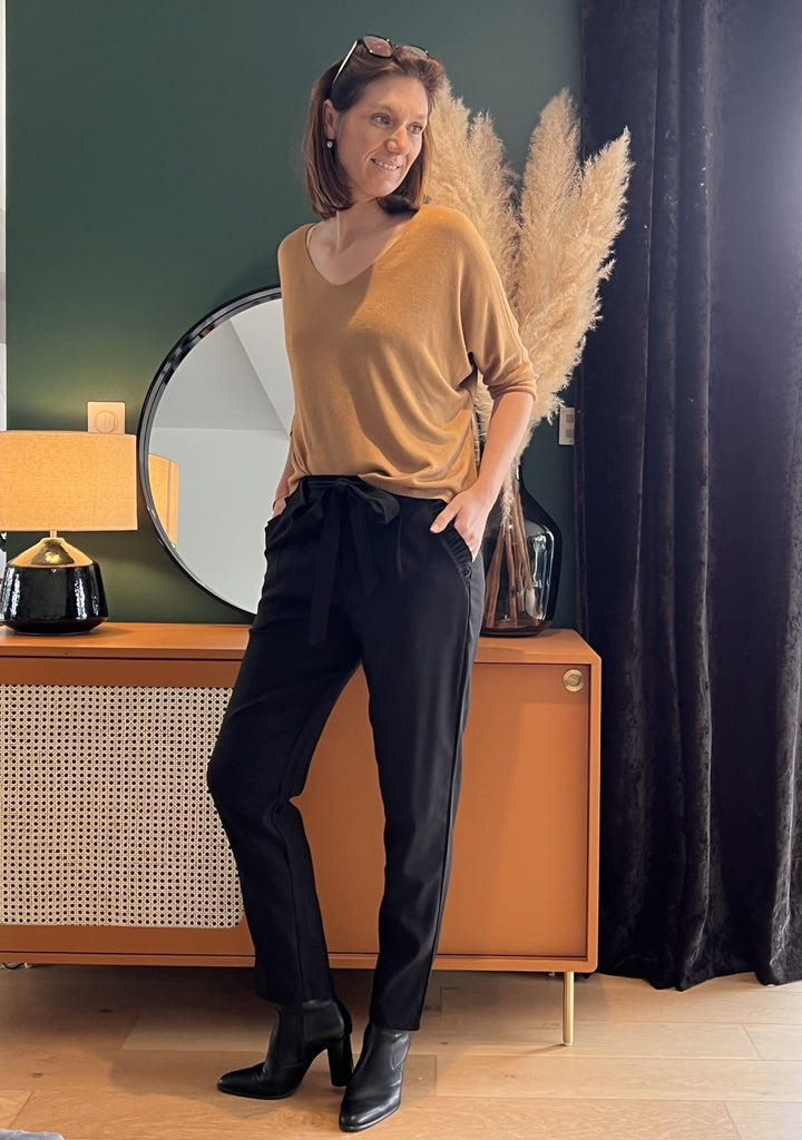 Pantalon Zélie — coupe droite, taille haute, ceinture à nouer